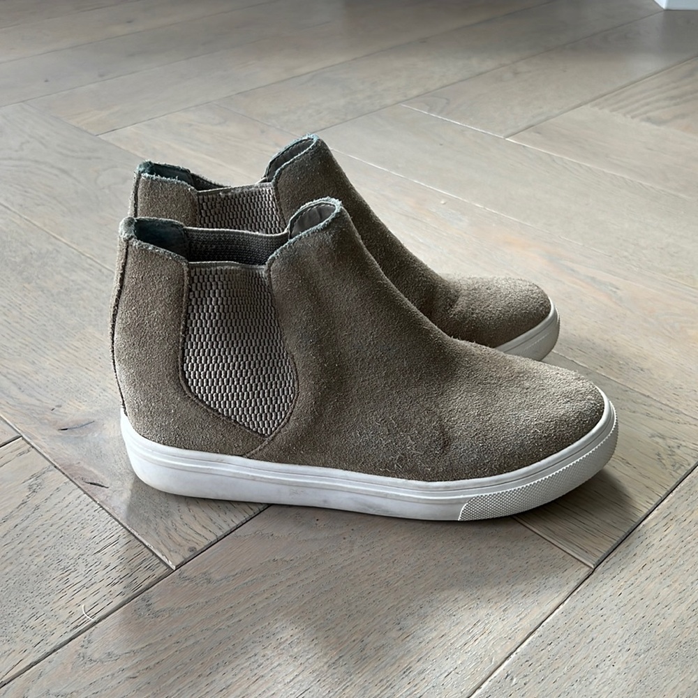 Steve Madden tan suede sneaker hidden wedge size 5